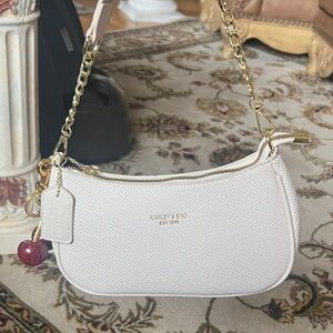 Karley & Bag White Pebbled Shoulder Bag with Gold Chain